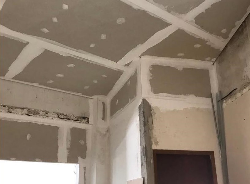 Forro e paredes de drywall em execução, juntas tratadas