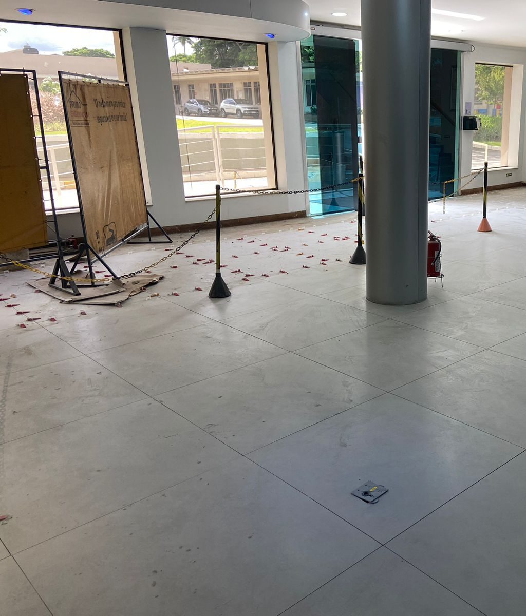 Assentamento de porcelanato em recepção corporativa