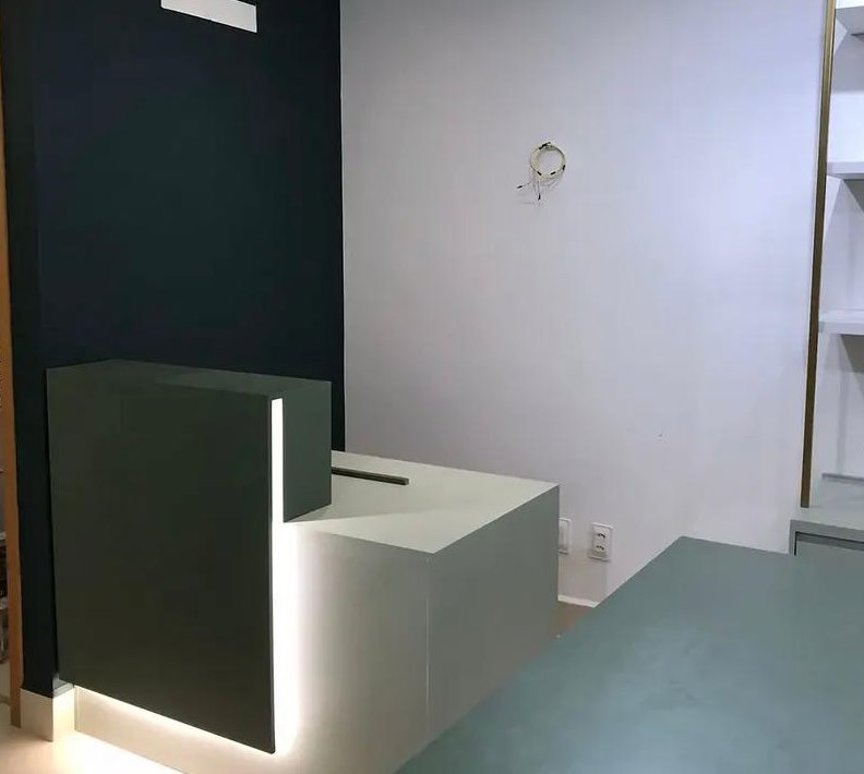 Balcão de loja com iluminação embutida, obra comercial entregue
